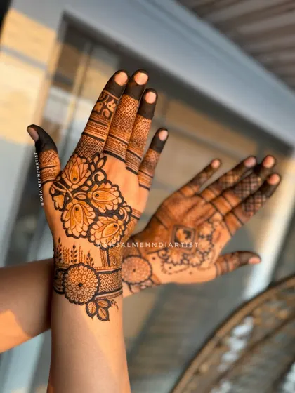 A different pose showing the designer henna, with one hand in focus.