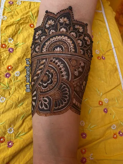 This arm piece features a beautiful blend of floral and geometric patterns, creating a stunning cuff-like design.