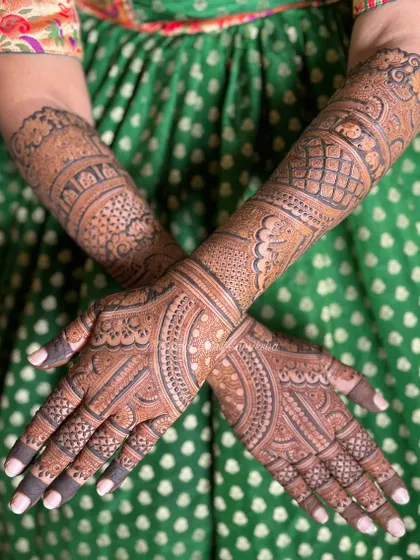 This bridal back-of-hand design is full of intricate details. The patterns are dense and symmetrical, creating a stunning look that complements the front-of-hand design perfectly.