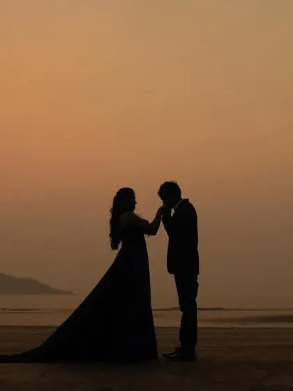 A beautiful silhouette of a couple against the warm glow of dusk. Sunset beach shoots offer a magical light that is perfect for creating romantic and memorable pre-wedding photos.
