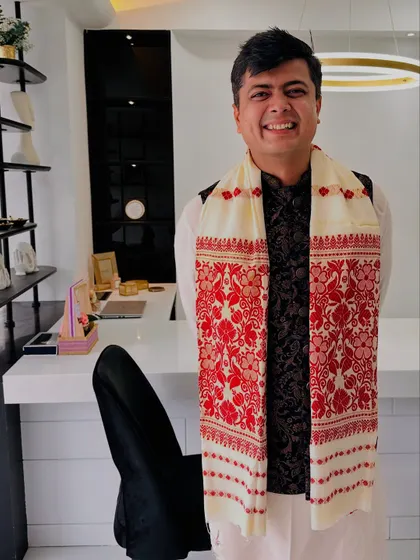 Celebrating National Handloom Day wearing a beautiful silk Gamusa from Assam. This was taken during a client visit, where I often find inspiration in the rich culture and craftsmanship of our country.