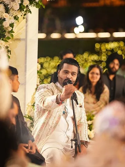 The performer, seen here during the musical pheras, chose an outfit that was both comfortable for performing and stylish enough for a grand wedding.