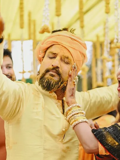 A hilarious and joyful candid moment from a Haldi ceremony. It's these unscripted interactions that make the best memories.