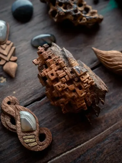 Take a closer look at the incredible detail you can achieve with wood carving. This piece, crafted in our workshop, shows how a block of wood can be transformed into a work of art. This is where patience meets creativity.