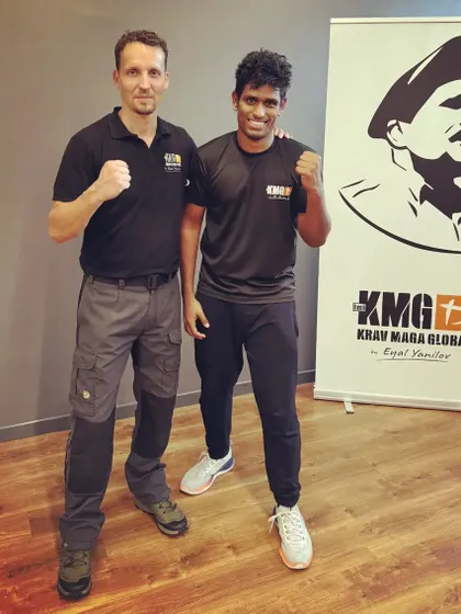 Continuous learning is key to our expertise. This photo shows one of our instructors training with KMG Expert Janusz at a Civilian and Police Instructor Course (CPIC) in Milan, Italy, to deepen his skills.
