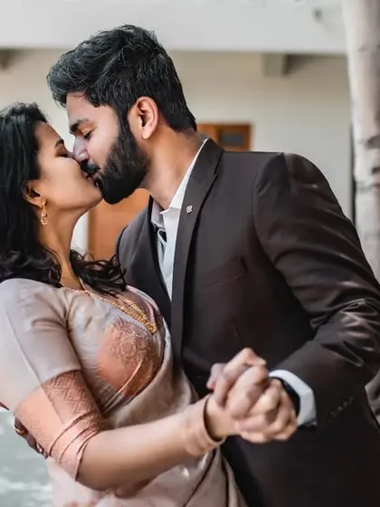 A spontaneous, joyful kiss. Our goal is to capture the real love and affection you share, creating dynamic and emotional pre-wedding couple portraits.