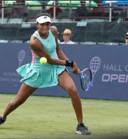 Competing on a new surface like grass for the first time requires peak physical and mental focus. Proper nutrition planning is key to adapting and performing under pressure, like in this WTA 125 match.
