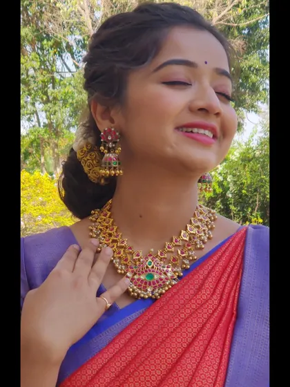 This model showcases a beautiful short kemp necklace, perfect for a simple function or festival. It’s elegant, traditional, and easy to wear.