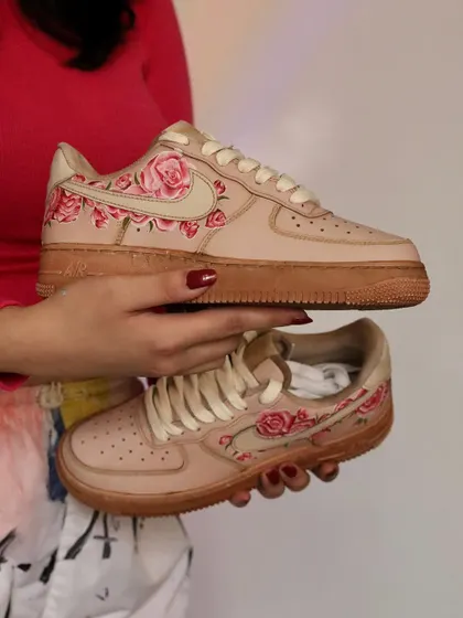 Sometimes I use tea instead of coffee to get a slightly different vintage shade. These tea-dyed Nike Air Force 1s were the perfect canvas for a classic hand-painted rose design, giving them a soft, timeless elegance.
