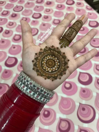 A minimalist Karwachauth design with a central mandala. This is a great option if you want something elegant and quick.
