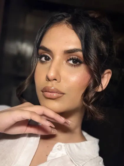 This is the beautiful soft glam look I taught in a recent 1:1 self-makeup class. These private sessions are perfect if you want personalized guidance tailored to your face shape, skin type, and makeup goals.