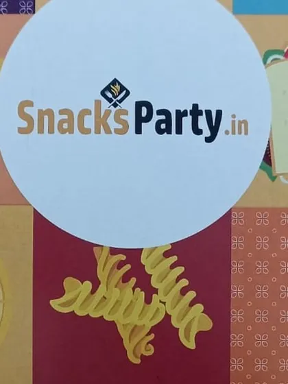 Our closed snack box carries pictures of fries, a sandwich, donuts and pasta, with the SnacksParty.in name across the lid.