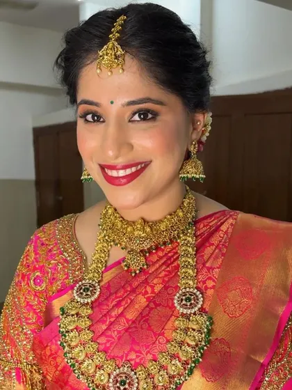 The complete look for Dr. Harshitha, glowing with happiness. The makeup is balanced to feel glamorous yet traditional, perfect for the main wedding ceremony.