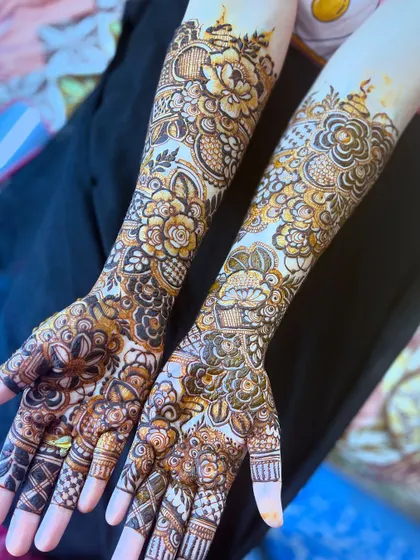 A closer look at the intricate details in my signature floral style. Every petal and leaf is carefully drawn to contribute to the overall beauty of the design.