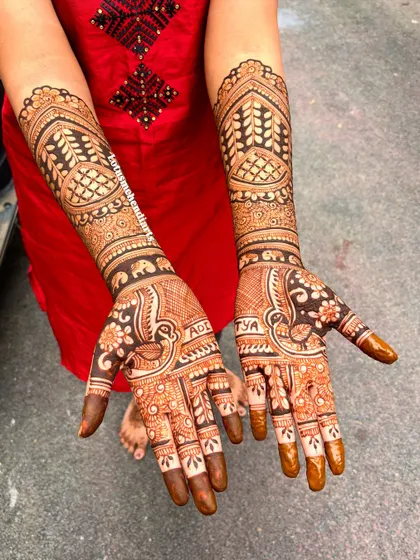 The same design with the henna paste applied, showing the clean lines and the potential for a deep, rich stain.