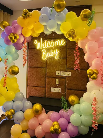 A vibrant and colorful "Welcome Baby" balloon ring. This pastel rainbow setup with gold accents is perfect for a cheerful and joyous celebration.