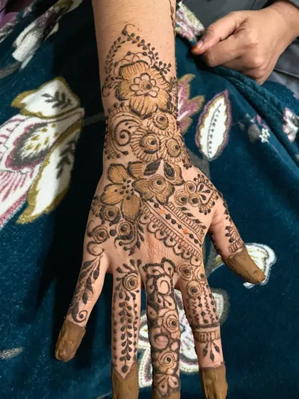 The full two-hand view of this lovely sider design.