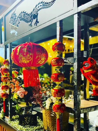 We enhance the authenticity of our Asian cuisine stalls with thematic decor. Here, traditional Chinese lanterns and dragon motifs create an appealing and immersive atmosphere for guests enjoying our food.