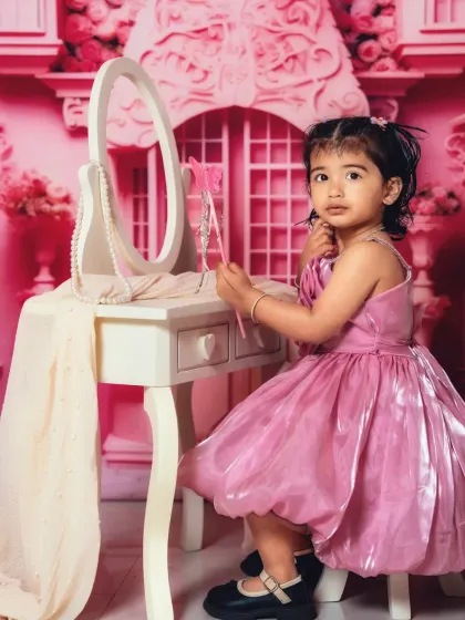 A sweet and shy glance from our little princess. We capture all facets of your child's personality.