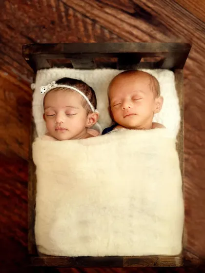 Photographing twins is a special joy. I have experience in safely posing two babies together to highlight their unique and incredible bond from the very first day.