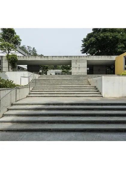 Wide steps at the sports center double as informal seating and connect the different levels of the landscape. These elements encourage social interaction and can be used for cultural activities.