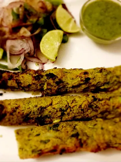 Ponk Seekh Kebabs, a unique and healthy appetizer. These are made from tender roasted sorghum, seasoned with spices, and cooked oil-free.