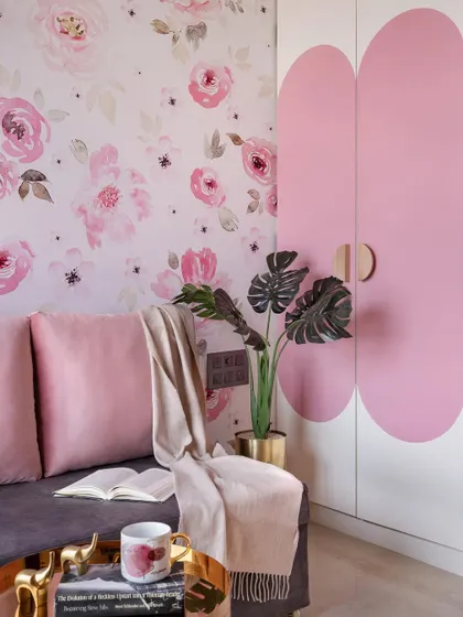 I used a sofa-cum-bed in this room to leave more free space for kids to play. The custom wallpaper design adds zest and a youthful vibe, making the room feel both spacious and cheerful.