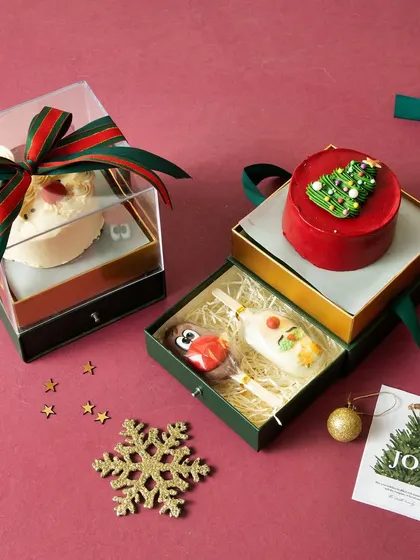 Our festive bento cakes and cakesicles are perfect for individual Christmas gifts. They come in these adorable drawer boxes, ready for gifting.