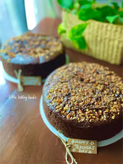 A closer look at the Teacher's Day cakes, complete with handwritten tags. It’s the personal touches that make a gift special.