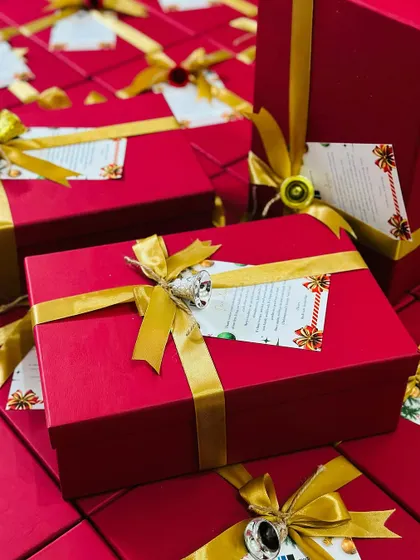 The vibrant colors and elegant presentation of these boxes make them a memorable gift for any corporate occasion.