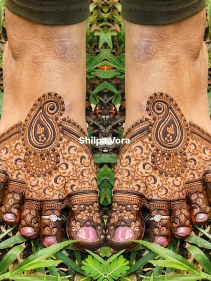A lovely paisley-centric design for the feet, surrounded by delicate swirls and floral patterns. A great choice for guests or the bride.
