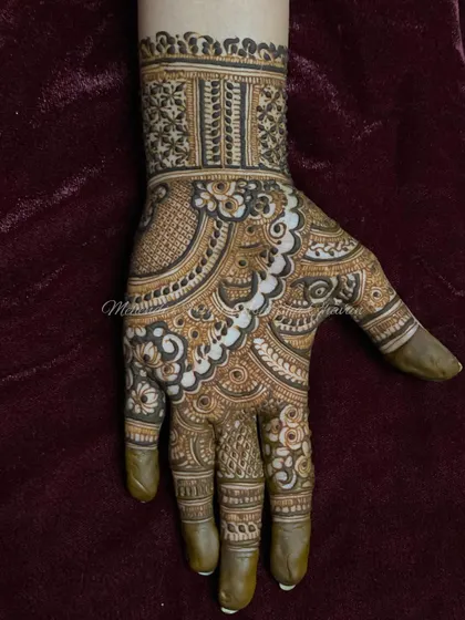 A detailed sider mehendi design. While not as heavy as a full bridal, it still features intricate patterns and a beautiful flow, perfect for a bridesmaid or close family.