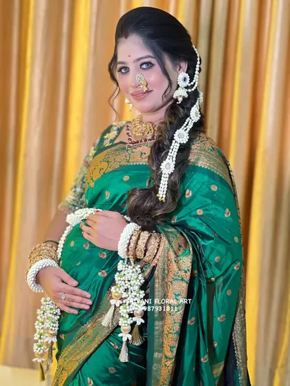 For a Maharashtrian dohale jevan, there is nothing more elegant than a classic all-white floral set. I handcrafted this jewellery, including the delicate kamarbandh and hand kalire, from fresh Tagar buds and pearls to beautifully complement the mom-to-be's traditional green saree.
