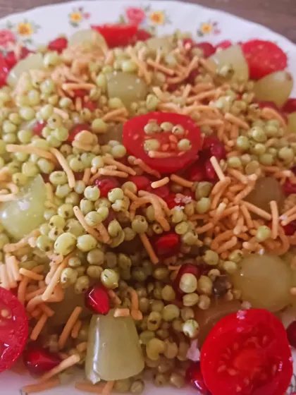 A fresh Ponk bhel, a cherished Gujarati snack. I've mixed the tender sorghum with grapes, cherry tomatoes, and bhujia for a delightful breakfast.