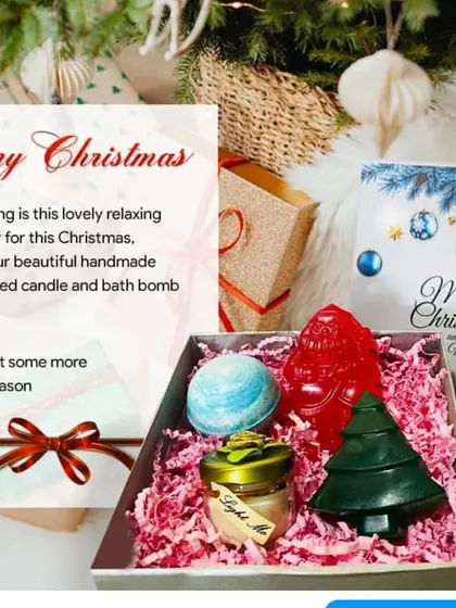 Get into the holiday spirit with our premium Christmas gift hamper. This festive box includes a Christmas tree soap, a shell-shaped soap, a bath bomb, and a scented candle, making it a wonderful and relaxing alternative to the usual holiday gifts.