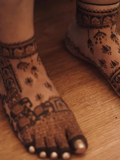 Even the feet tell a story. We continued the theme with small, detailed elements that match the hands.