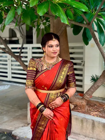 This bride looks absolutely regal. The makeup is kept timeless and sophisticated to match the grandeur of her wedding saree.