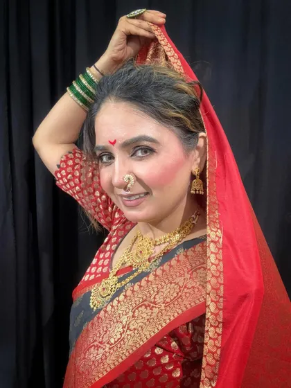A beautiful portrait in a traditional Maharashtrian saree for Ganesh Chaturthi, featuring a classic nose ring and a red bindi.