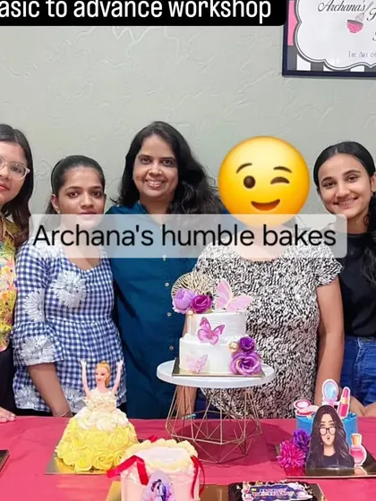 A group of happy students with me after a successful Basic to Advance cake workshop. Everyone gets to take their own masterpiece home.