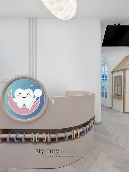 The reception desk at Dreamlet clinic was custom-designed to be welcoming and child-friendly. The curved shape, playful logo, and interactive beads create a positive first impression, setting a fun and friendly tone for the entire visit.