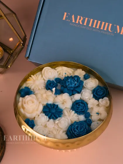 This blue and white floral Urli candle has a classic, elegant feel. The combination of colors reminds me of fine porcelain, making it a sophisticated addition to any decor style.