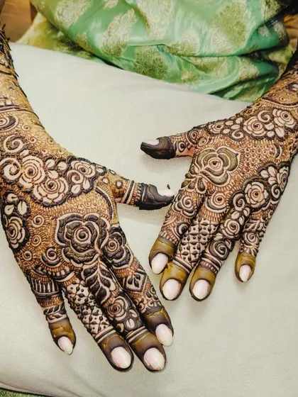 This photo captures the elegance of a full bridal mehndi, with delicate roses and leaves creating a timeless look.