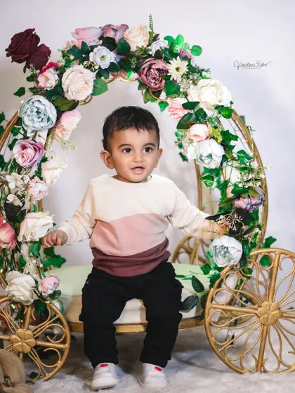 Explore our various floral and elegant setups. These sets feature props like swings, ornate chairs, and pearl decorations, all surrounded by beautiful flowers for a timeless and pretty photoshoot.