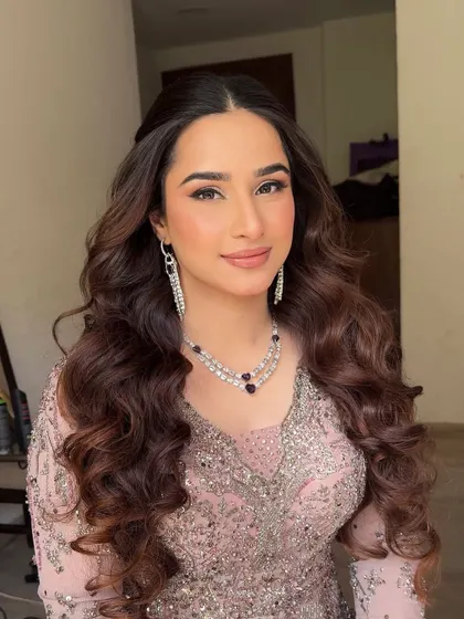 A stunning soft glam glow for her Sangeet eve. This signature look features beautifully blended eyeshadow, a sharp wing, and voluminous curls for a timelessly elegant appearance.