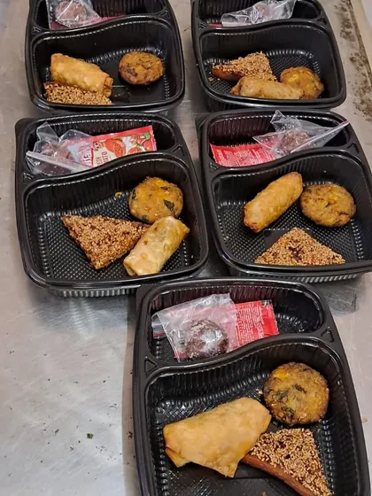 In addition to full meals, we offer packed snack boxes. This assortment includes a variety of our popular starters, perfect for tea time or as a light meal.