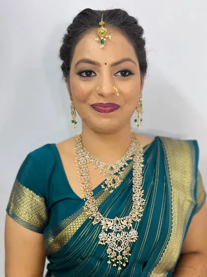 For her second look, Urmila chose sparkling diamond jewelry. I adjusted her makeup to a cooler palette to complement the stunning jewels.