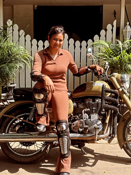 This rider exudes style and confidence. Our training helps you find your own identity as a biker, blending personality with skill.