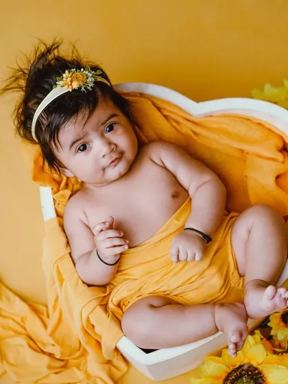 A little sunflower, full of curiosity. This baby's bright, alert expression is the perfect match for this sunny and cheerful setup.