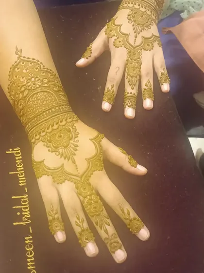 This is a beautiful and simple Arabic-style design. It's perfect for guests who want an elegant touch of henna without full coverage.