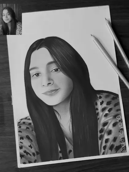 This A4 graphite sketch captures a simple, natural look. The focus is on her expression and the texture of her hair, showing the beauty of a classic black and white portrait.